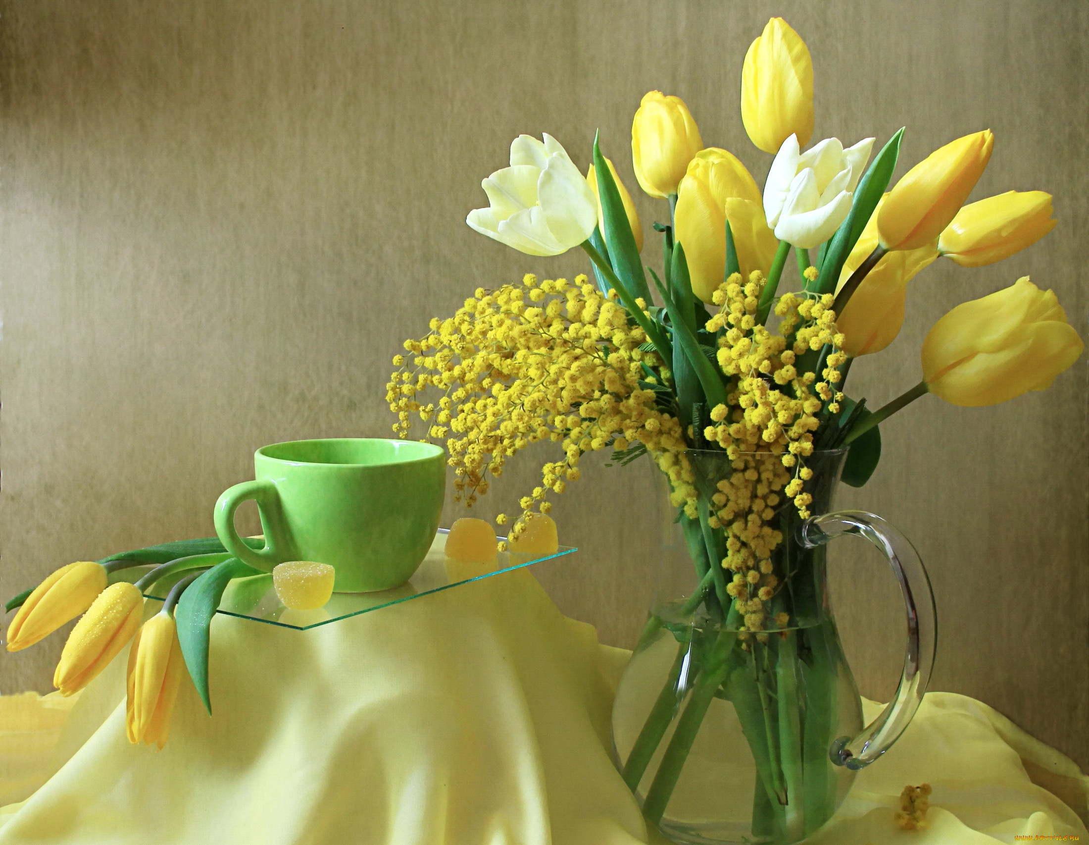 Доброе весеннее утро с тюльпанами картинки. Мимоза и тюльпаны. Весенний букет с мимозой и тюльпанами. Натюрморт с весенними цветами. Весенний букет с мимозой.